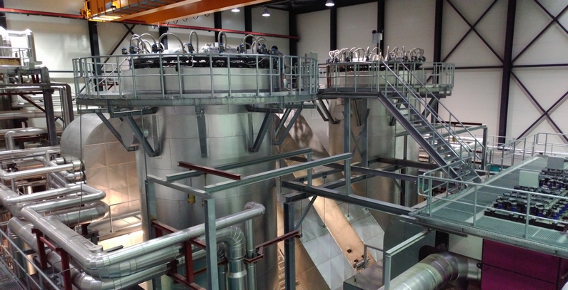 High-efficiency, low-emission biomass cogeneration plant for secure heat supply