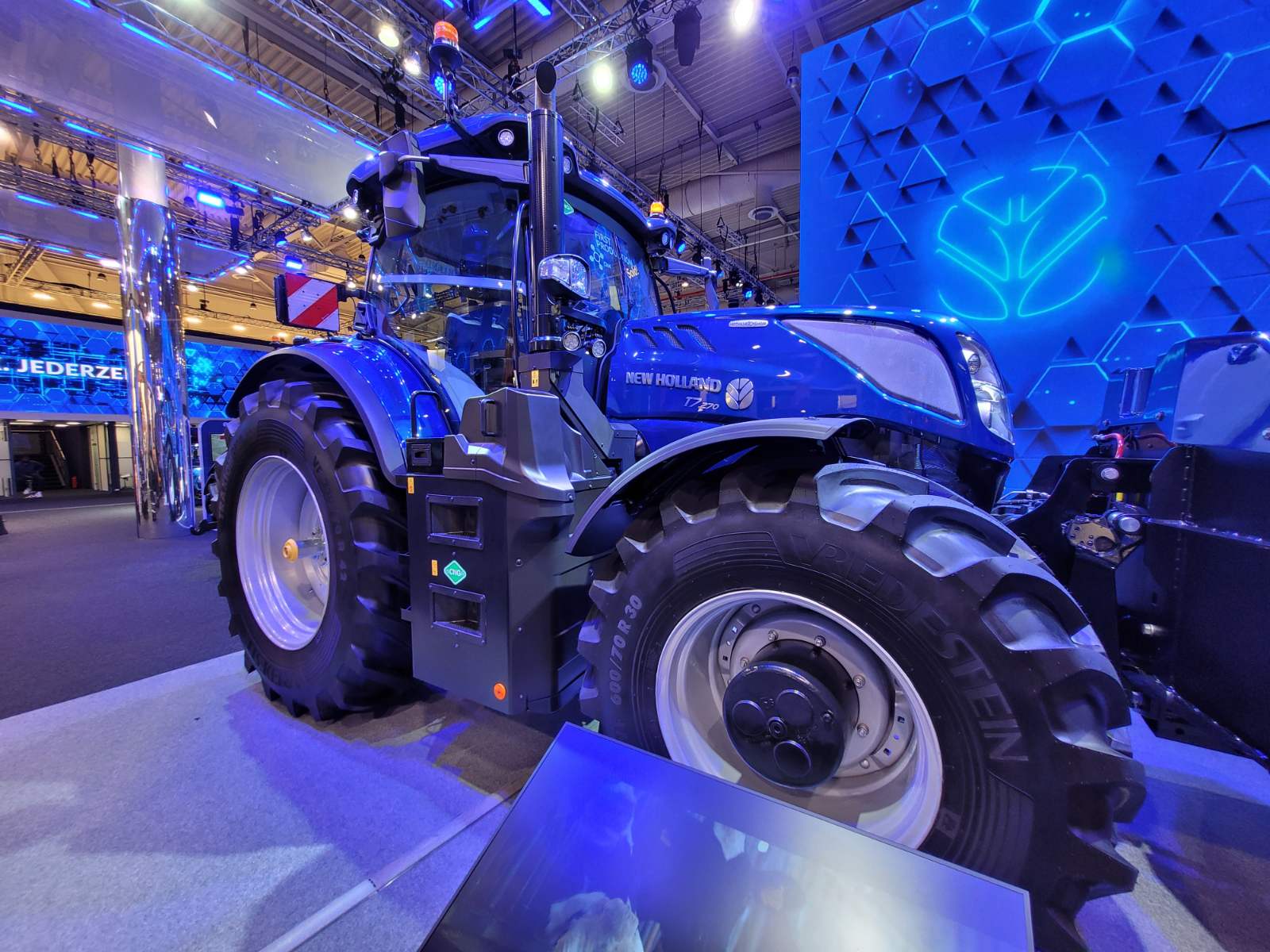 New Holland T7.270 Methane Power — перший трактор у своєму класі на стисненому природному газі (CNG), який також здатен працювати на біометані!
