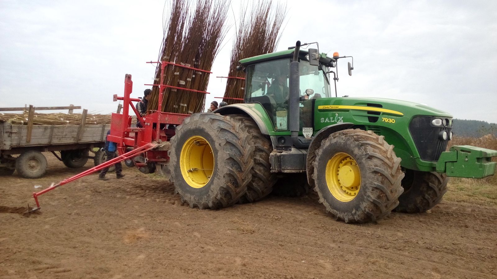 Єдина в Україні посадкова машина (червона) із саджанцями верби зі Швеції. Джерело зображення: РБК-Україна з посиланням на Salix Energy.