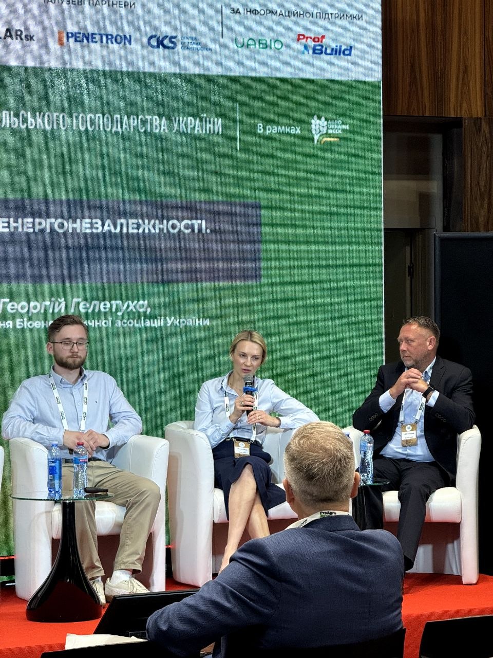 Лідія Сидун, торгова представниця LINKA Group в Україні, та Єспер Стреде (JesperStræde), менеджер з експортних продажів, LINKA Group, на агроподії про агробудівництво та біоенергетики